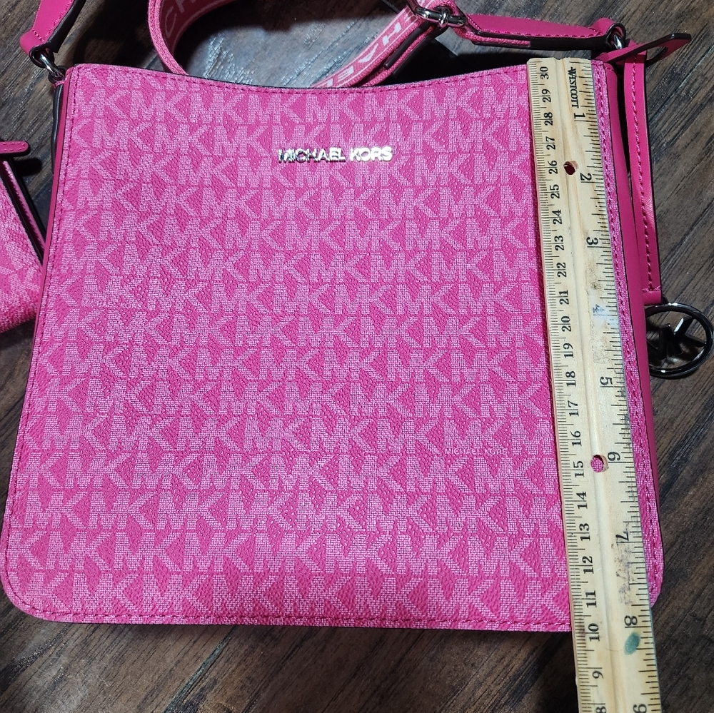 Michael Kors Jet Set Signature Crossbody with Wallet - Picture 3 of 8
